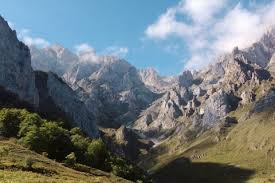There's a chance you may have never even heard of the incredible picos de europa national park.perfectly nestled in the middle of the north coast of spain, these rugged and diverse mountains are less than 15 miles from the bay of biscay.although the tallest mountain peak sits at just about 8,700 feet, this hidden gem area remains a favorite of hikers, rock climbers, and those looking. Nationalpark Picos De Europa Spain Info Auf Deutsch