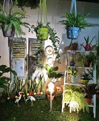 Bagi anda yang memiliki sisa lahan di halaman depan rumah, anda dapat mendesain dekorasi taman depan untuk mempercantik tampilan depan rumah anda. Taman Depan Rumah Dengan Lampu Taman Minimalis Dekorasi Tanaman Desain Ide Berkebun