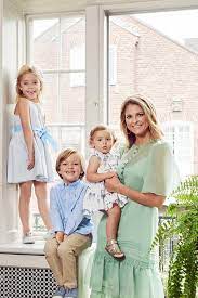 Die jüngere schwester von thronfolgerin victoria (43) und prinz carl philip (42) lebt mit ihrer. Prinzessin Madeleine Postet Ein Susses Familienbild Zu Ostern Promiflash De