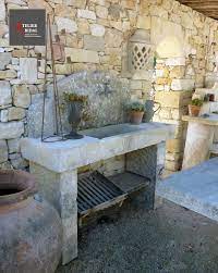 cuisine d ete en pierre avec evier massif et jambages par alain bidal materiaux anciens en proven evier de jardin exterieur barbecue en pierre evier de jardin