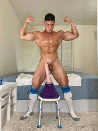 TW Pornstars - ✨aaron✨ Mee-Bee-Mo 🤖. Twitter. Cock size comparison 😈 Small  dick jock needs a big cock. 10:00 PM - 16 Dec 2021