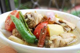 Antara lauk kurma yang sering dibuat ialah ayam. Ayam Masak Kurma