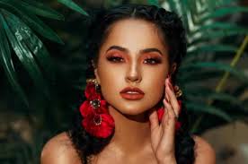 Allí sacó su lado más sensual y hasta fue blanco de críticas. Critican A Becky G Por Video Sin Maquillaje