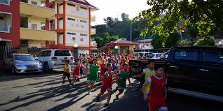 Sinopsis seronoknya ada hari sukan di sekolah. Larian Merentas Desa Hari Sukan Negara Pejabat Pendidikan Daerah Kota Kinabalu
