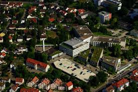 Rös­tin­chen mit schinken, to­mate und käse über­ba­cken, dazu salat. Rems Murr Klinik Schorndorf Krankenhausportrait Deutsches Krankenhaus Verzeichnis