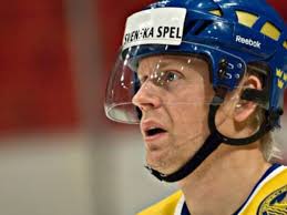 Find out the latest on your favorite nhl teams on cbssports.com. Eye On Europe Bigger Is Better The Hockey News On Sports Illustrated