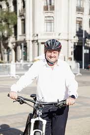 Los guetos verticales tendrán que compensar. Claudio Orrego Sin La Sociedad Civil No Hubiesemos Sido Capaces De Poner El Tema De La Bicicleta En La Agenda Revista Pedalea