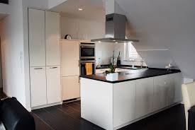 Wer sagt, dass eine hochglanzküche immer weiß sein muss? Kuchen