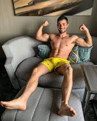 Bruno Baba showing off his biceps and male soles - Male Feet Blog