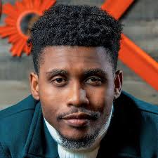 Néhémie pat sèlman priye li te poze AKSYON. Li te pran rezolisyon, li monte  yon EKIP e BATI miray Jerusalem lan ki te kraze. Néhémie se egzanp yon  SITWAYEN konsène e angaje.