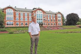 We did not find results for: Nyhet As Den Nye Rektoren Vil Blase Liv I Hotellplaner For As Her Ma Petter Stordalen Pa Banen