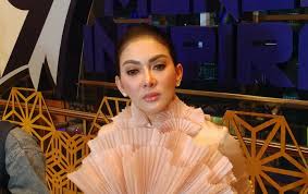 Ada kejadian kurang menyenangkan yang dialami oleh adik sekaligus manajernya syahrini nih gan. Syahrini Berhijab Pakai Gamis Panjang Langsung Disentil Soal Ibadah Jangan Pencitraan