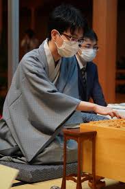 史上最年少でのタイトルホルダーとなっり、棋聖・王位の二冠を保持する 藤井聡太二冠 が平均2000超の高レートで第1位となっている。 竜王・叡王の2冠を保持する 豊島将之竜王 が第2位、王座を保持し、各棋戦で高勝率を誇る 永瀬拓矢王座 が第3位につけている。 現在の4人の. Ctqhckuwbp8zim