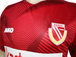 Sie werden von adidas hergestellt. Jako Energie Cottbus Heim Trikot 20 21 Don Pallone
