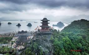 Khu vực lối vào và nơi kiểm soát vé nếu những ngày lễ, tết các năm đã chật kín người, nhưng năm nay do. Truyá»n Thuyáº¿t Vá» Ten Gá»i Chua Tam Chuc Ba Sao Antamtour Vn