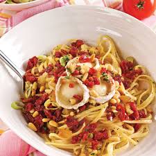 Faire cuire les pâtes al dente, les verser dans un saladier puis les laisser refroidir (on peut les passer sous l'eau froide pour gagner du temps). Linguines Aux Tomates Sechees Et Chevre 5 Ingredients 15 Minutes