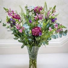Flowers for a year is a program that promises to fill 2018 with flowers, and it does just that. Fresh Flower Subscription Uk Monthly Flowers Gift Subscription Uk Wide
