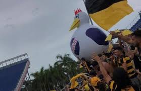 Peñarol ganó 5, nacional 2 (uno no terminó de jugarse, el otro lo afanaron con un tiro libre inventado y un gol con la mano). Clasico Avionetas Con Mensajes Para El Rival Y La Gallina Inflable Presentes En Miami