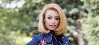 Learn spanish in a fun way with the music video and the lyrics of the song hay que venir al sur (live) of raffaella carrà. Wfv5b6qxk785nm