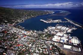 Papeete is a port city on the west coast of the island of tahiti known for its rare black pearls. A Capital Do Tahiti Papeete E Um Centro Comercial Bastante Movimentado Com Vida Noturna Agitada Tahiti Islands French Polynesia Tahiti French Polynesia
