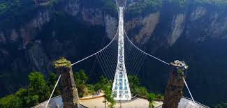 Maintenant, imaginez que le verre se fissure sous vos pieds. Le Plus Long Pont De Verre Du Monde Suspendu A 218m Au Dessus Du Vide