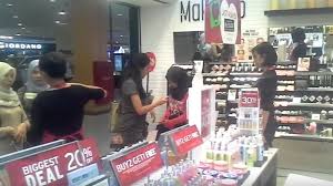 Tanpa mengetahui kebutuhan konsumen tidak mungkin dapat memahami perilaku konsumen. The Body Shop Indonesia Tak Terpengaruh Penutupan Gerai Di Inggris Halaman All Tribunnews Com Mobile