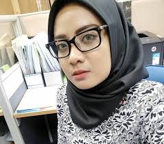 Cermin bulat dibentuk sempurna dan dibingkaikan dengan logam bersarung asetat. Fesyen Cermin Mata Untuk Muka Bulat