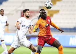 Hodzic, galatasaray ceza sahasına girerken topu sağındaki hajradinovic'e bıraktı. Galatasaray Kasimpasa Deplasmaninda Maglup