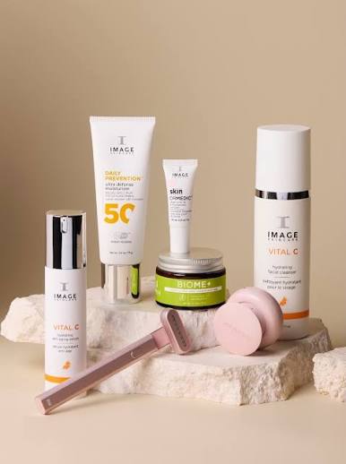 GIVEAWAY! Win a Summer Glow Bundle ($576 Value) ⠀⠀⠀⠀⠀⠀⠀⠀⠀ @imageskincare  and @solawave are partnering to give one (1) lucky winner the complete  Summer Glow bundle: clinically-proven skincareand LED light therapy for  radiant,