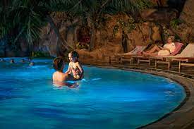 Voor volledige ontspanning gaat u naar het subtropisch zwemparadijs met stoombad, sauna's en zonnehemels. All Inclusive Wochenende Komplette Betreuung Im Preston Palace