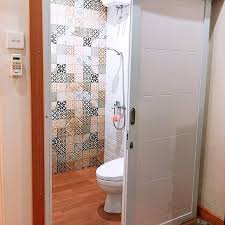 Nah, buat kamu yang lagi bingung mencari konsep unik dan kekinian, ada desain kamar mandi minimalis dengan kayu dan batuan alam sebagai material utamanya. Contoh Kamar Mandi Kecil Unik Model Kamar Mandi Terbaru Desainer Interior Indonesia