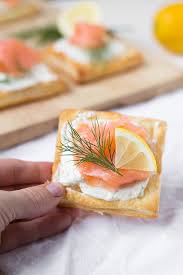 Lachs Blatterteig Happchen Aus 4 Zutaten Kochkarussell Rezept Fingerfood Lachs Im Blatterteig Fingerfood Rezepte