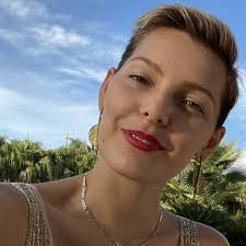 Adela : German is not too difficult if you have the right teacher with you  :D Qualified teacher offers fun, interactive and interesting online German  lessons!