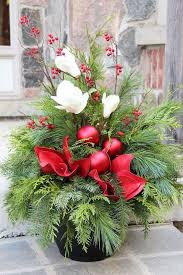 Weihnachtsgestecke Basteln Grune Zweige In Schwarzem Blumentopf Rote Kugeln Und Weisse Rosen Weihnachtsgestecke Adventsgestecke Ideen Aussendeko Weihnachten