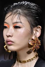 The Best Make Up Looks From The Spring Summer 2021 Fashion Weeks Catwalk Makeup Spring Makeup Trends Makeup Trends