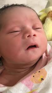 Mi bb como con 3 horas de nacida y llena de lechita seca🙈💖👶🏻 #bebe  #reciennacido #fyp