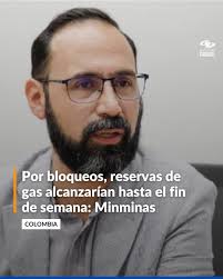 El ministro de Minas, Andrés Camacho,...