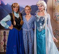Kristen Bell Finds It 'Weird' Meeting Frozen's Anna and Elsa at Disneyland