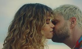 the lovers of Jacaré @sofitukker 💚 Executive Producer: @sheirareesdavies  DoP: @russfraser Head of Production: @jamesrothman Production Company:  @schemeengine Producers: @thomaseto @helenasardinha Colorist:  @matt_osborne_color Color Studio: @company_3
