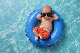 Kyo, keponakanku baru berusia 10 bulan sudah diperkenalkan dengan air dan kolam renang. Mau Membeli Pelampung Untuk Bayi Ikuti 5 Tips Memilihnya Yang Tepat Bukareview