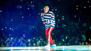 Drake wallpapers pretty wallpapers pop art wallpaper iphone background wallpaper computer wallpaper bunny quotes bunny painting latin artists arte horror. Bad Bunny Aesthetic Is Singing In Front Of Fans Wearing Striped Tshirt And Red Track Pants Hd Music Wallpapers Hd Wallpapers Id 39069