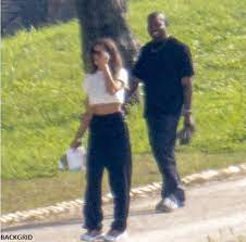 Jun 09, 2021 · updated 6/10, 1:40 p.m. Kanye West Spotted With Model Irina Shayk On French Vacation Amid Dating Rumours 9jamo