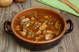 Pelate le cipolle e affettatele grossolanamente; Gulasch O Gulash Ricetta Tradizionale Ungherese