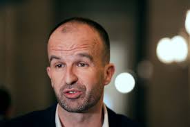 Son talent fera taire les racistes", Manuel Bompard, premier fan d'Ebony de  la "Star Academy"