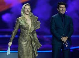 Veel mensen weten niet dat we altijd eerst een proefmodel maken, voor we de jurk in de definitieve stof maken. Italy Wins With Rock Music Jeangu Macrooy Does Not Get Any Points From The Audience Show