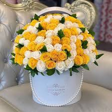 Yellow And White Hues For The Win Signature 100 White Yellow Roses Yellow Flower Arrangements Birthday Flowers Arrangements Beautiful Flower Arrangements