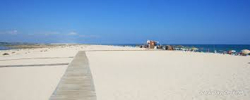 Há uma grande variedade de oportunidades de voluntariado na cruz vermelha portuguesa. Praia Da Fuseta Mar Em Fuseta Olhao Portugal