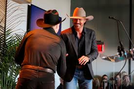 Country music legend steps in to fill hole on Riley Green's tour - lehighvalleylive.com
