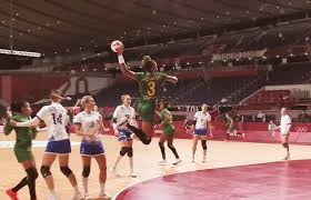 Handebol é uma modalidade esportiva, jogada em equipe, em que a bola deve ser conduzida e arremessada somente com as mãos. Rjjqj5t72cwzym