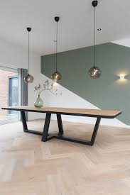 eettafels i stoere en strakke eettafel van massief eiken met een zwart frame als onderstel i heel mooi afgewer huis interieur interieur woonkamer eetkamer idee